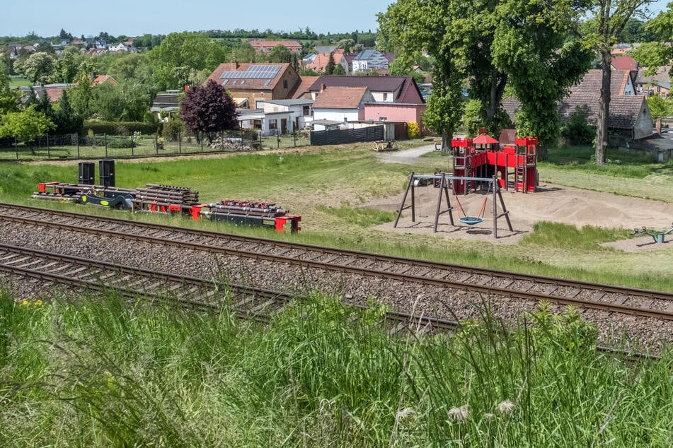Im Örtchen Giersleben wurde ein Spielplatz direkt an den Bahnschienen gebaut - ohne Zaun.