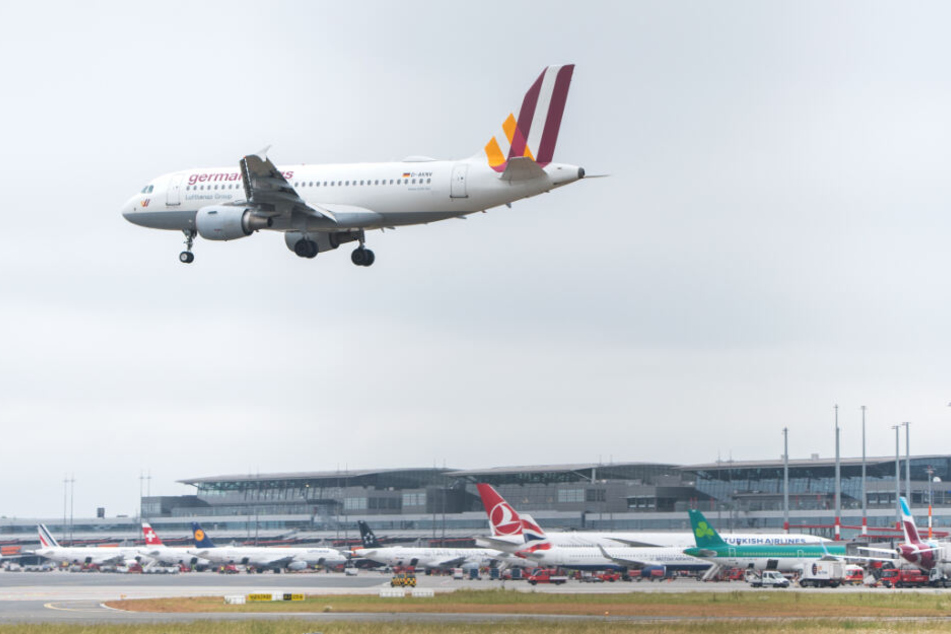 Ein Flugzeug der Fluggesellschaft Germanwings landet am Flughafen Hamburg, der auch den Namen Helmut-Schmidt-Airport trägt.