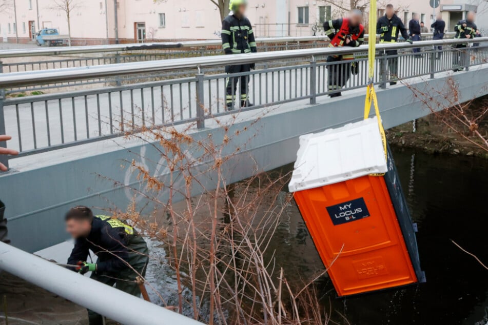 Chemnitz: Irrer Feuerwehreinsatz in Chemnitz: Dixi-Klo aus Fluss geborgen
