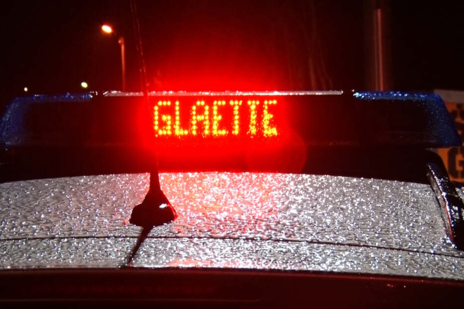 Der Wetterdienst warnt vor gefährlich glatten Straßen in ganz Sachsen.