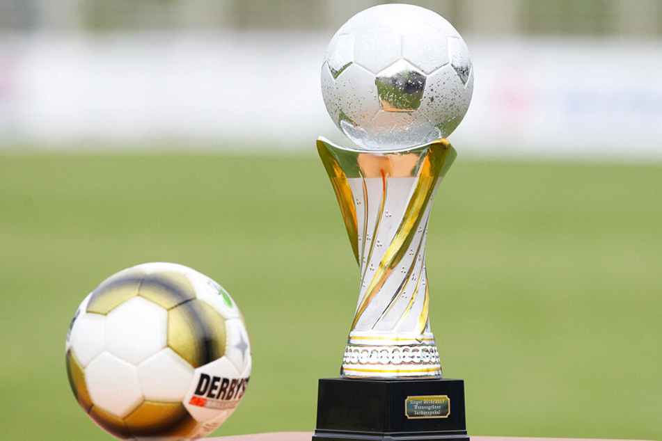 Um ihn geht's: Der Wernesgrüner Sachsenpokal ist für den Sieger Gold wert. Schließlich gibt's nicht nur die Trophäe, sondern auch noch das lukrative Startrecht im DFB-Pokal.
