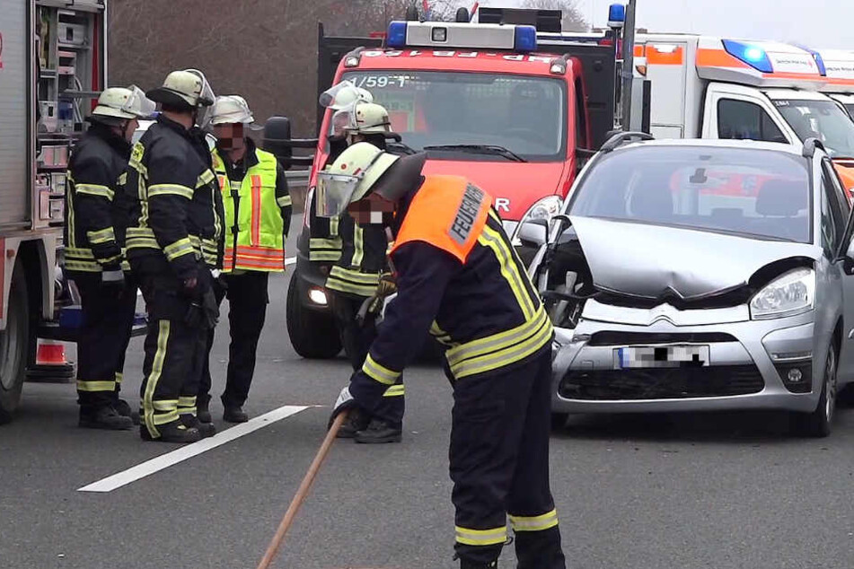 Fünf Autos waren an dem Crash beteiligt. Der Unfallverursacher floh allem Anschein nach.