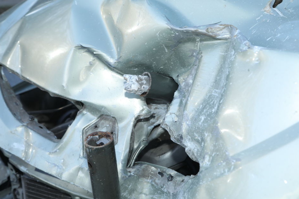 Das Metallrohr verfehlte den Fahrer nur knapp.