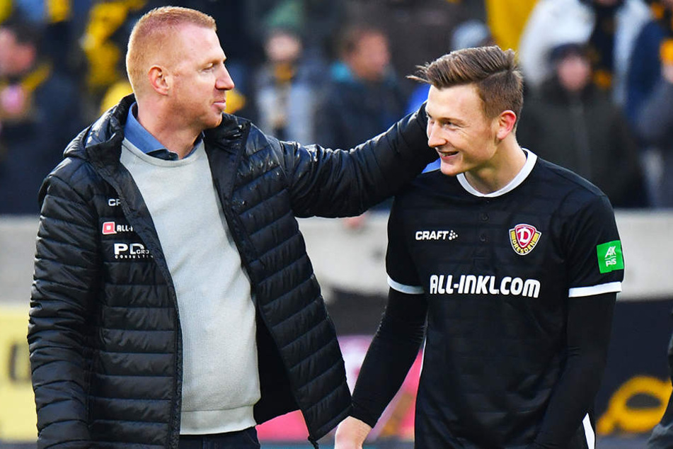 Da war Torhüter Markus Schubert (r.) wieder zum Lachen zumute. Trainer Maik Walpurgis beglückwünschte seinen Keeper zur weißen Weste.