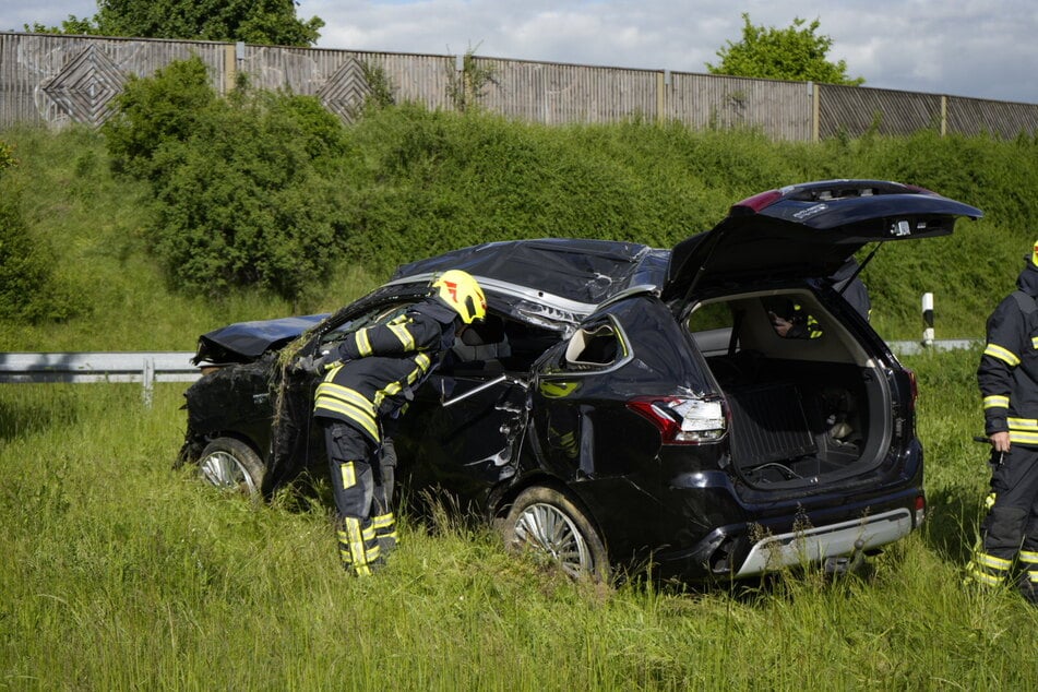 Ein Auto habe sich in Folge des Unfalls überschlagen.