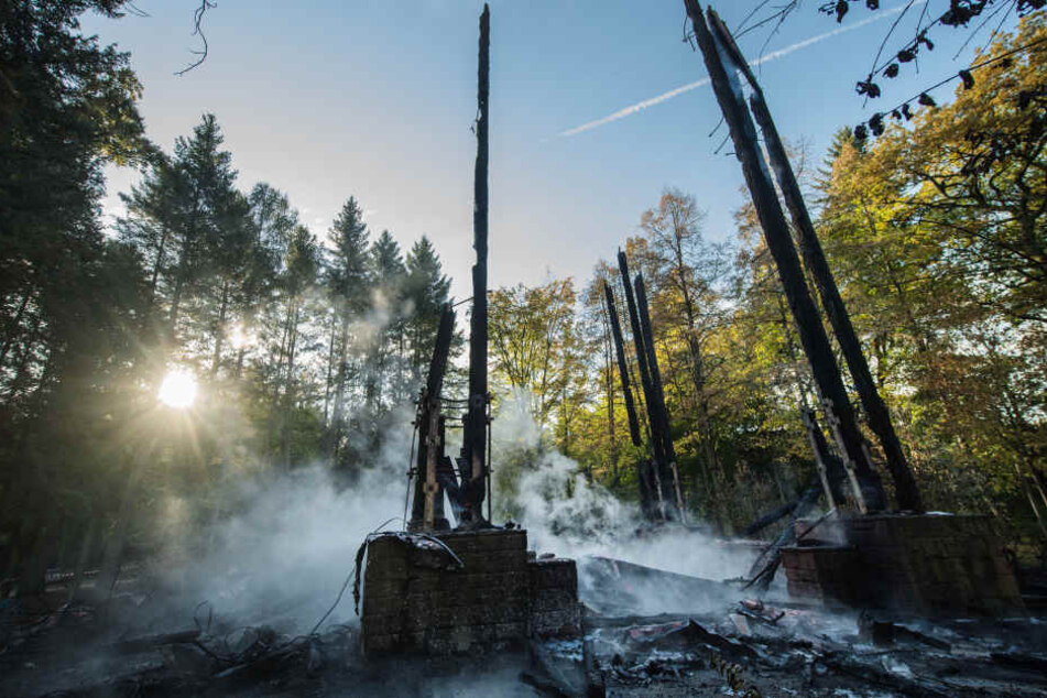 Viel ist vom Goetheturm nach dem verheerenden Brand in der Nacht nicht mehr übrig.