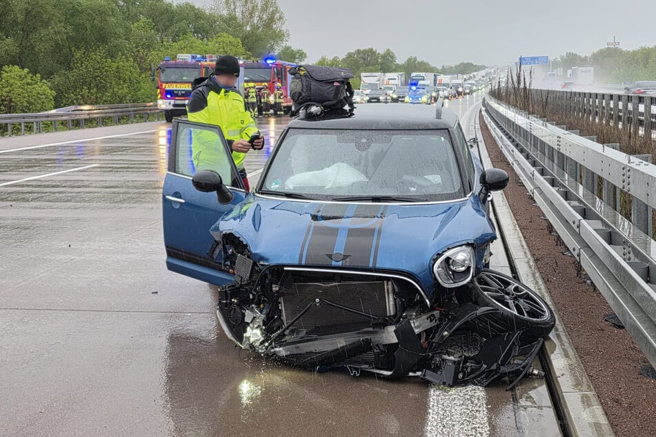 Der Unfallwagen wurde stark beschädigt.