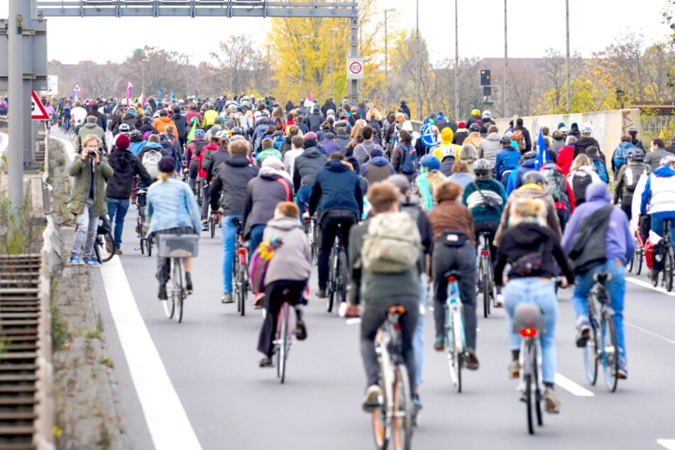 Bei Fahrraddemo in Berlin: Teilnehmer seilen sich von Brücken ab!