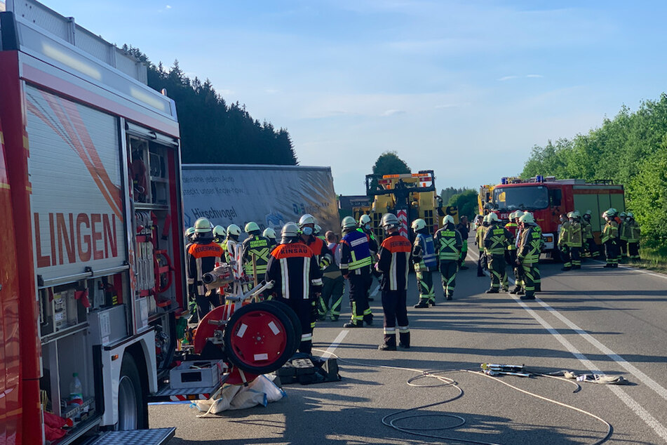 Mutter und drei Teenager sterben bei Unfall: Auto kracht frontal in Lkw