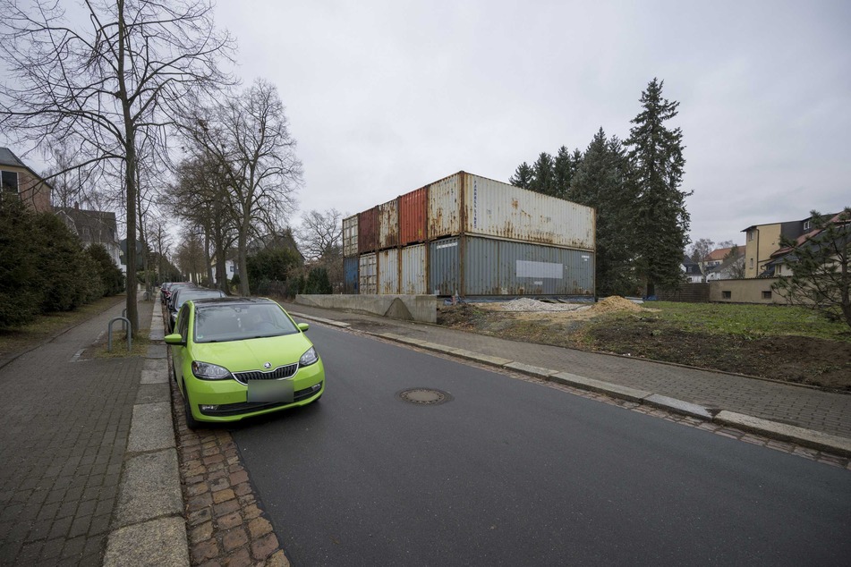 Zehn rostige Schiffscontainer an der Lennéstraße geben Anwohnern Rätsel auf. Des Rätsels Lösung: Es wird ein Wohnhaus.