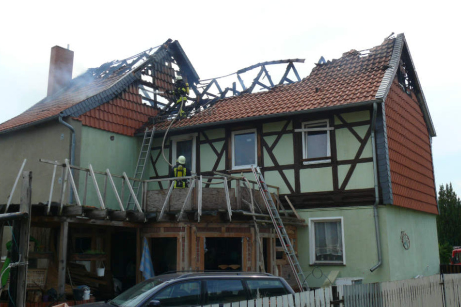 Die beiden Bewohner konnten durch Anwohner, die den Brand bemerkten und die Haustür eintraten, gerettet werden.
