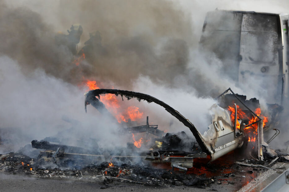 Kurz nachdem der Fahrer den Brand bemerkt hat, schlugen schon Flammen aus dem Anhänger.