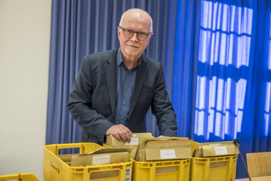 Beim Chef der Chemnitzer Wahlbehörde Reiner Hausding (63) sind nach dem Wahltag alle Niederschriften aus den Wahllokalen angekommen.