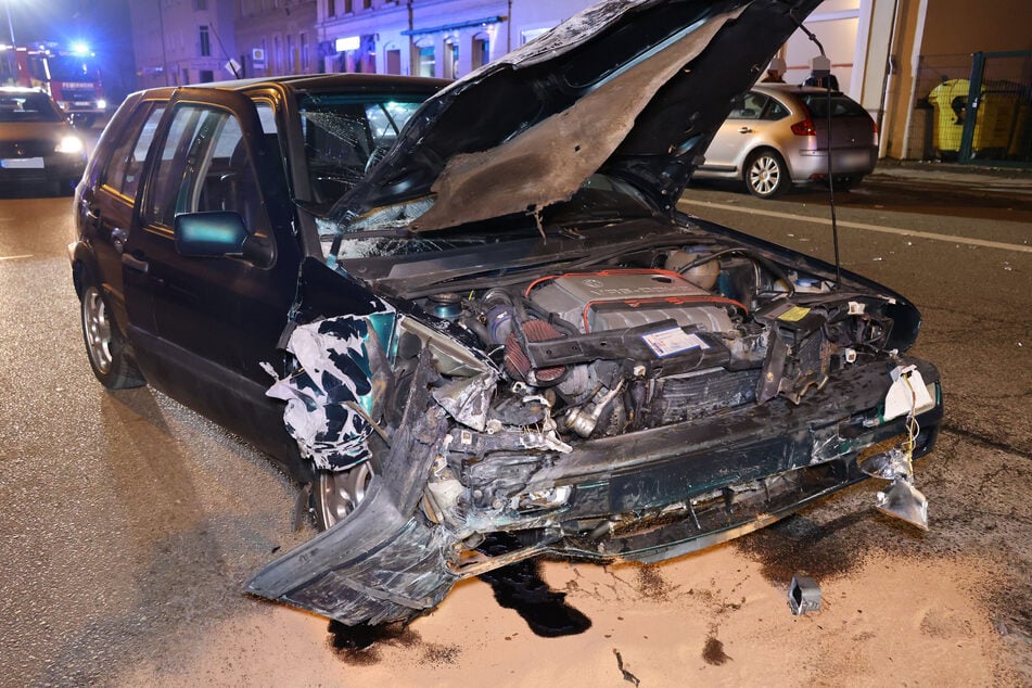Der VW wurde durch den Unfall heftig beschädigt.