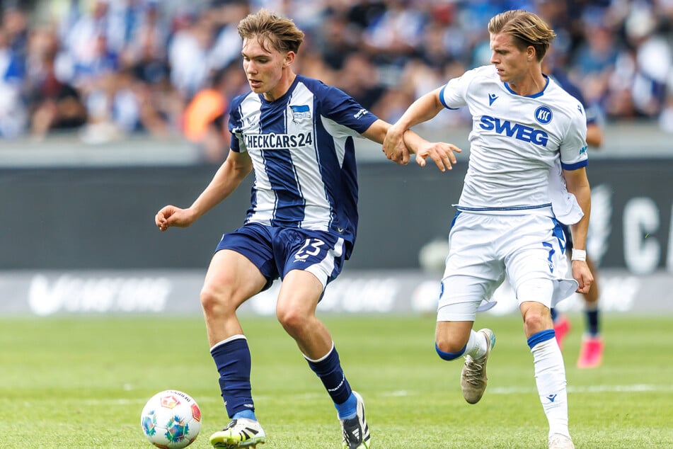 Mit 16 Jahren und 14 Tagen ist Hertha-Talent Kennet Eichhorn (l.) der jüngste Zweitliga-Profi aller Zeiten.