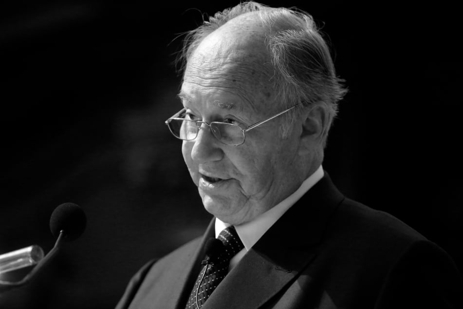 Karim Aga Khan IV., bürgerlich Karim Al Husseini, ist im Alter von 88 Jahren verstorben.