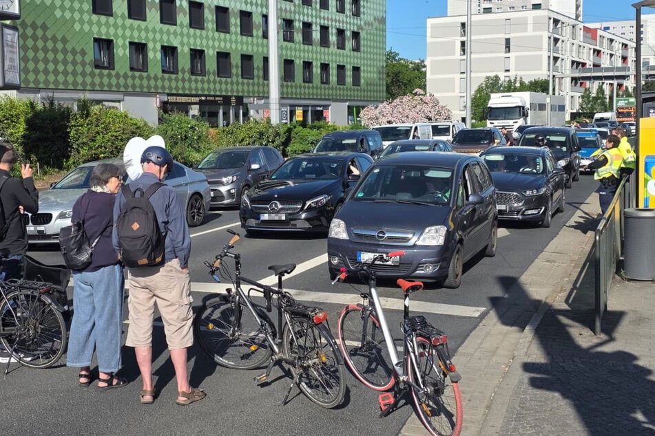 Mit Fahrrädern wurden die einzelnen Fahrtrichtungen zugestellt.