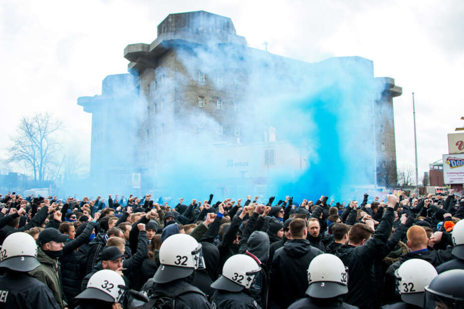 Fans des HSV vor dem Bunker am Heiligengeistfeld zünden Pyrotechnik.