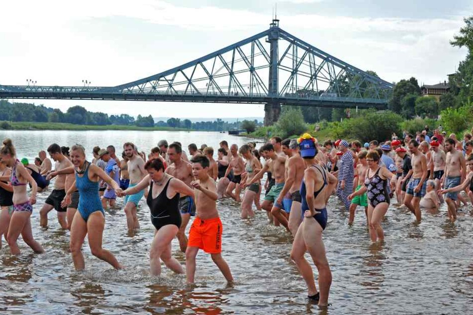 Weit über 1000 Schwimmer werfen sich am Sonntag in die Fluten. Neben OB
Hilbert wollen auch Linke-Bundestagsabgeordnete Katja Kipping (39) und
SPD-Stadtrat Christian Avenarius (58) mitschwimmen.