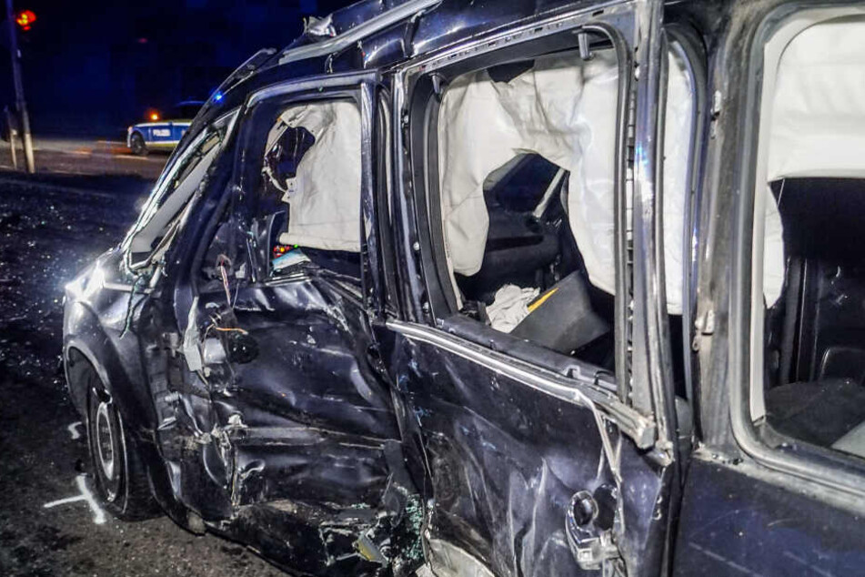 Der Fahrer wurde bei dem Crash schwer verletzt.