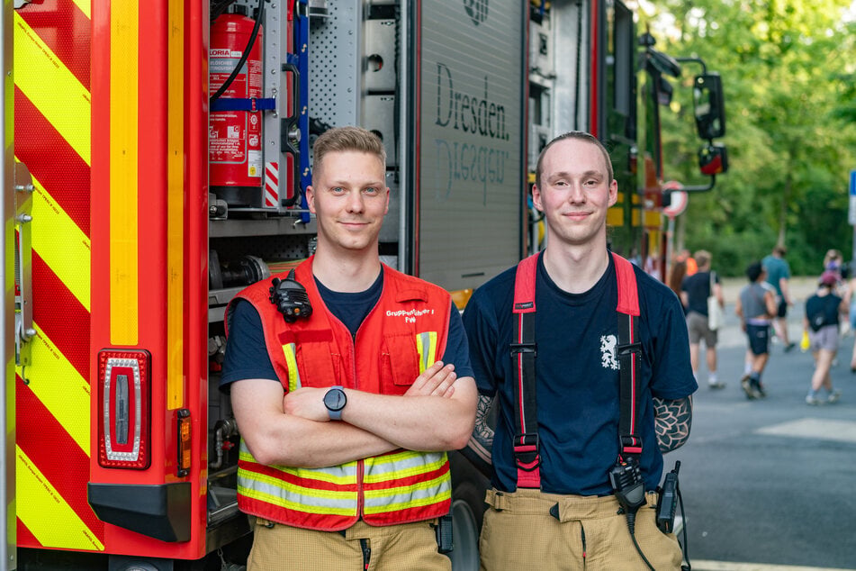 Auch für die Dresdner Feuerwehrleute Hannes Meisner (27, l.) und seinen Kollegen Jannik Reichelt (28) war das Konzert eine schweißtreibende Angelegenheit.