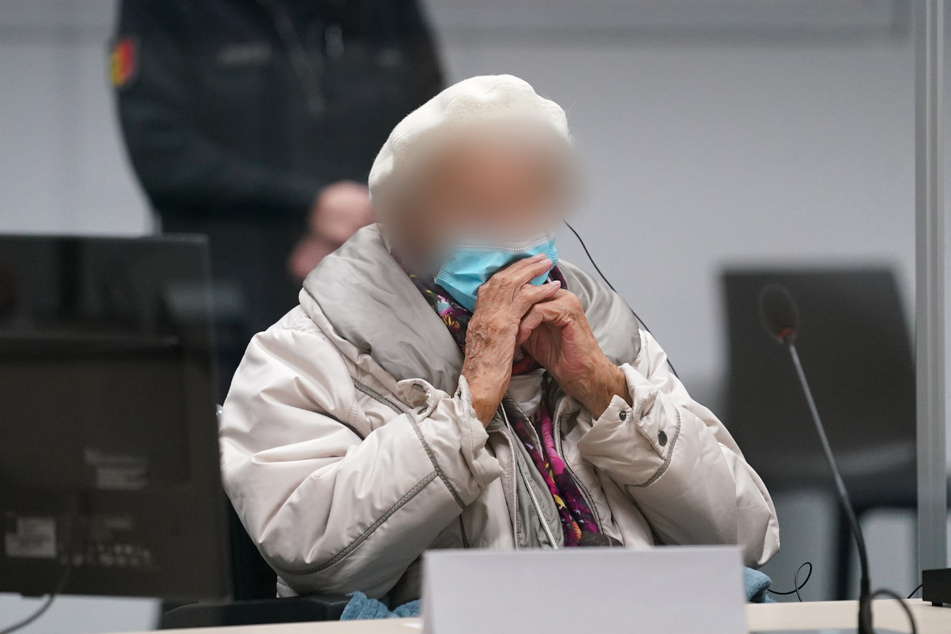 Irmgard F. (99), hier beim Prozess in Itzehoe 2022, wird Beihilfe zum Mord in Tausenden Fällen vorgeworfen. (Archivbild)