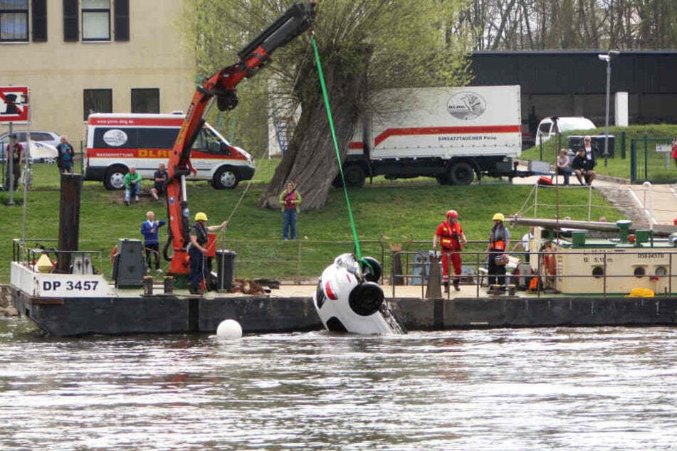 erst schaute nur das Heck aus dem Wasser...