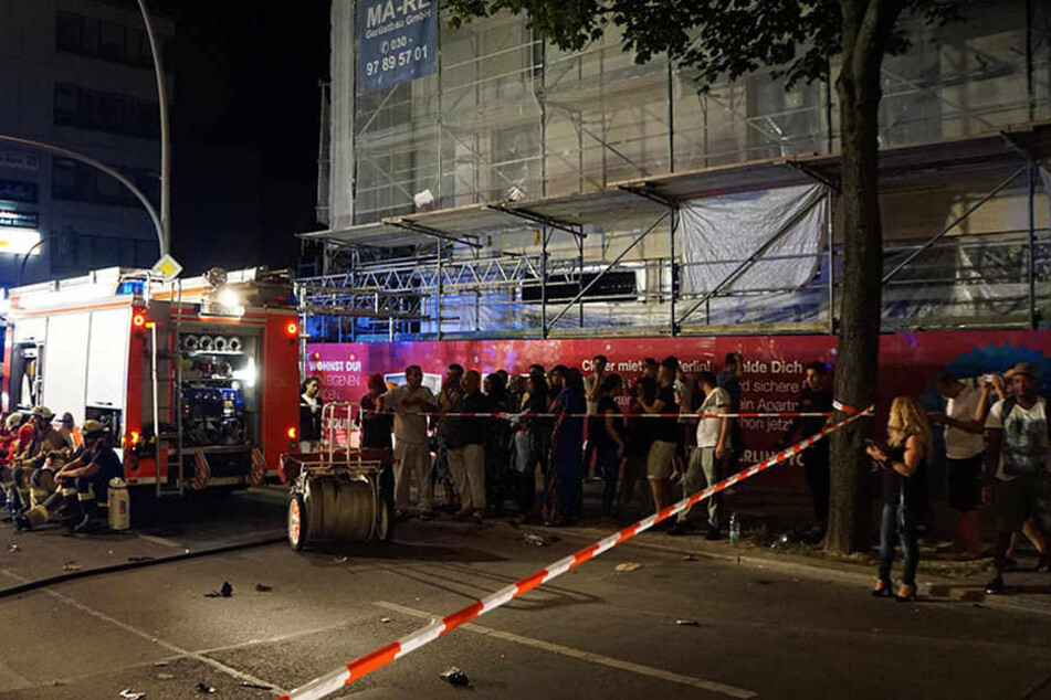 Hunderte von Menschen versammelten sich um den Unfallort und fotografierten oder filmten. Teilweise behinderten die Schaulustigen auch die Arbeit der Einsatzkräfte.