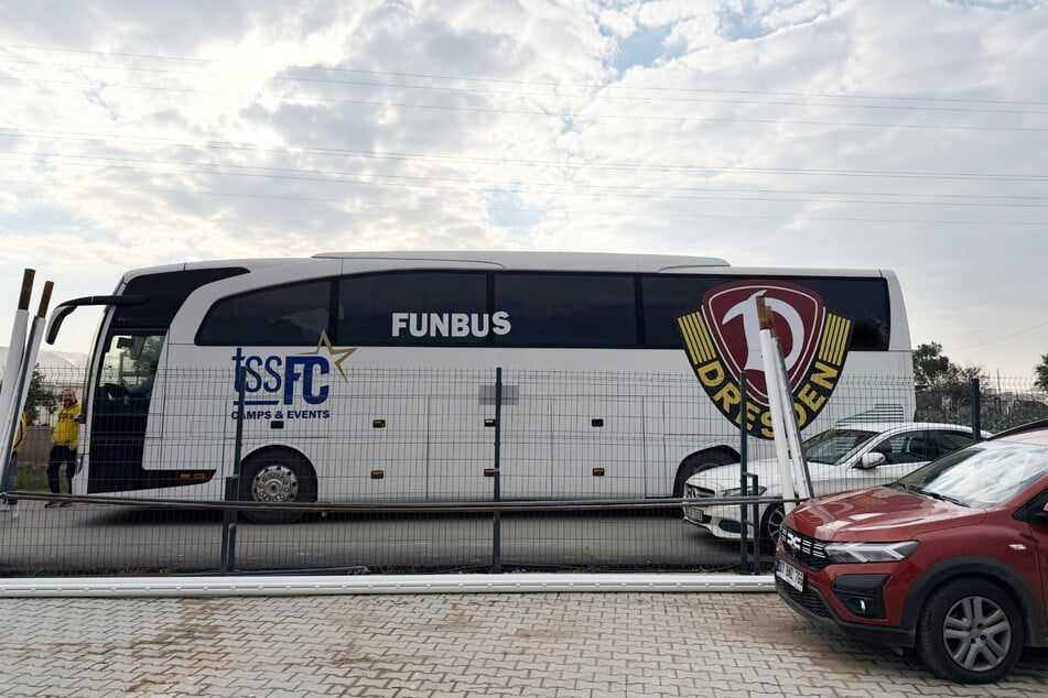 Drin ist, was draufsteht: Die Dynamo-Fans reisten im "Funbus" zum Trainingsplatz.