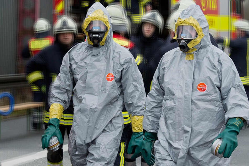 Einsatzkräfte der Feuerwehr und der Polizei seien derzeit im Einsatz.