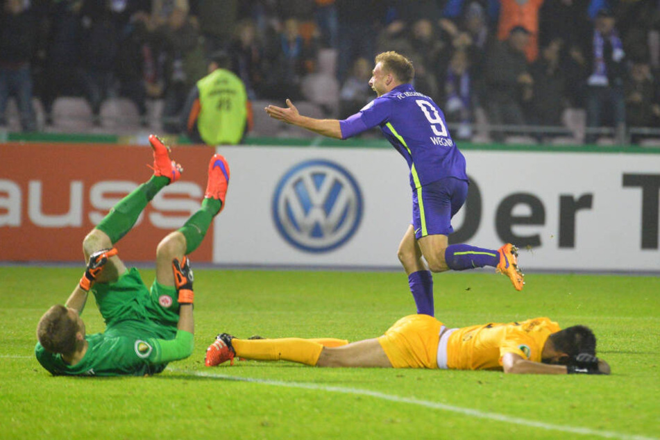 Einer der größten Pokalerfolg: Max Wegner (h.) schoss im Oktober 2015 das goldene Tor des damaligen Drittligisten gegen Bundesligist Eintracht Frankfurt. Aue stand erstmals in der 3. Runde.
