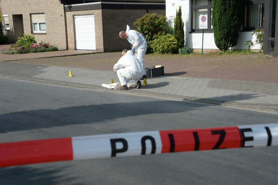 Die Spurensicherung beschäftigte sich zunächst mit dem Gehweg.