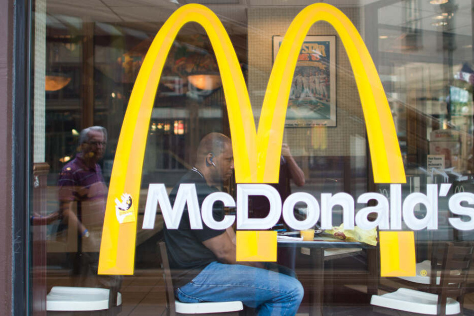 Die Burgerkette McDonald's steigt in das Geschäft mit veganen Produkten ein.