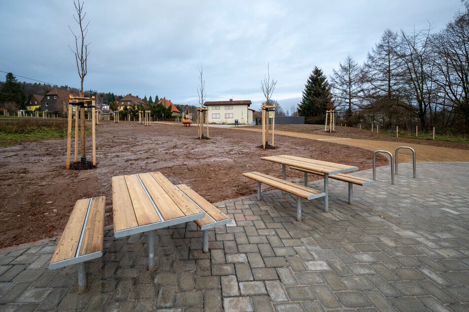 Das Freizeitareal "Bergstraße" in Grüna wurde fertiggestellt und als Kulturhauptstadt-Interventionsfläche mit neuen Sitzflächen ausgestattet.