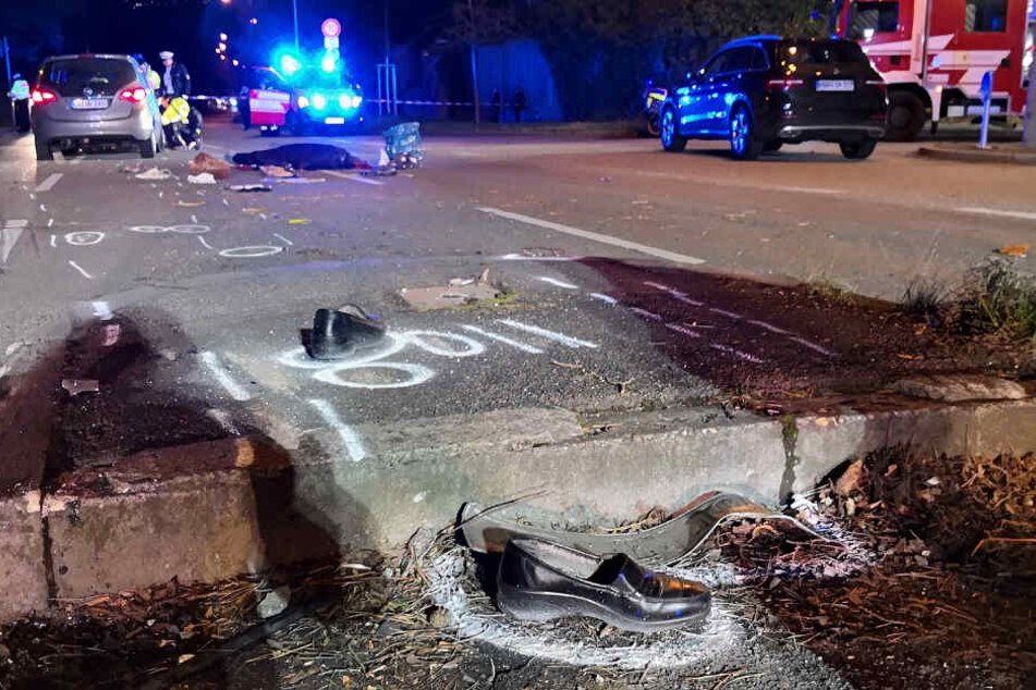 An der Unglücksstelle liegen die Schuhe der verstorbenen 81-Jährigen.