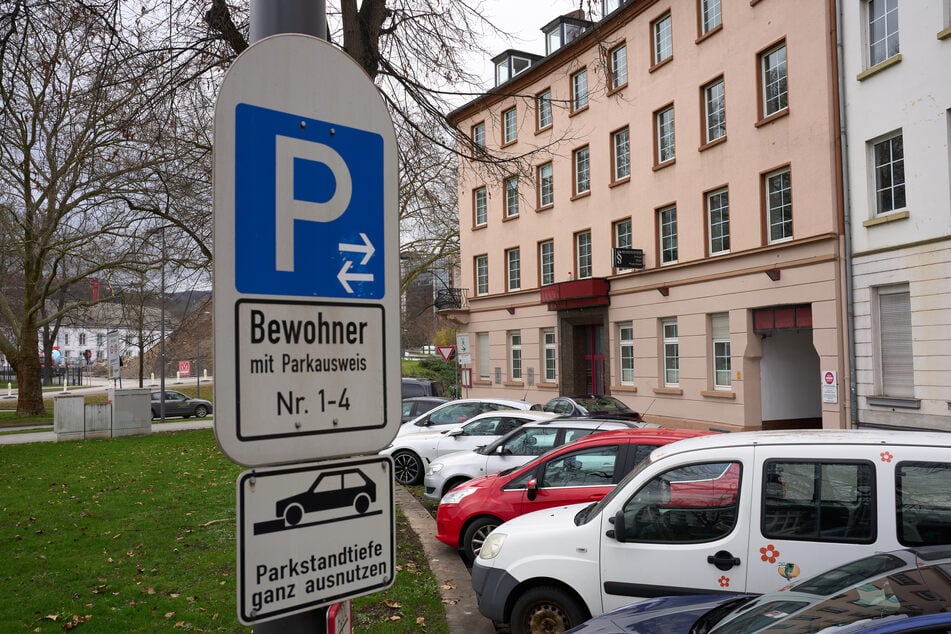 Wer in NRW einen Bewohnerparkausweis braucht, kommt in manchen Städten deutlich günstiger weg als in anderen. (Symbolfoto)