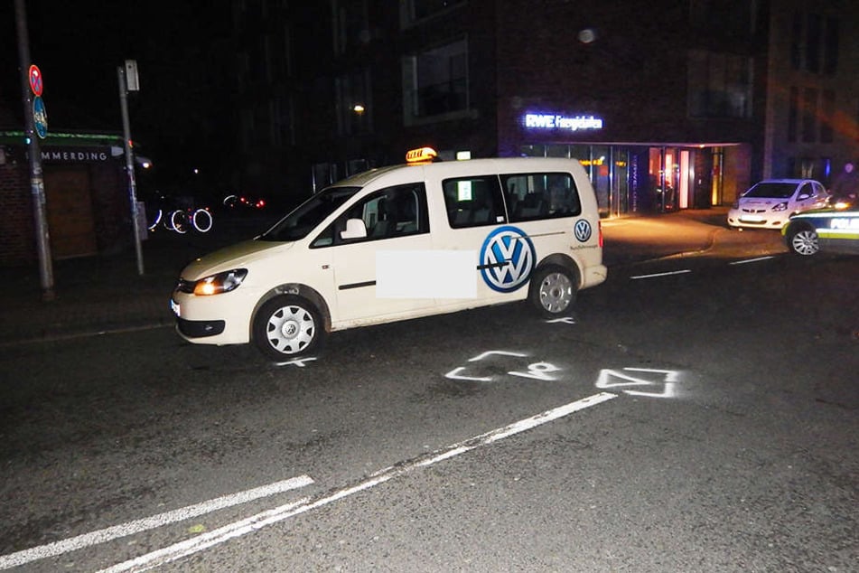 Das Taxi erfasste die 26-Jährige. Sie musste ins Krankenhaus gebracht werden.
