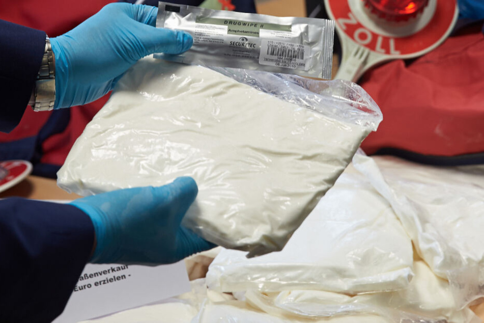 Der Zoll fand kiloweise Amphetamine in dem Fahrzeug. (Symbolbild)