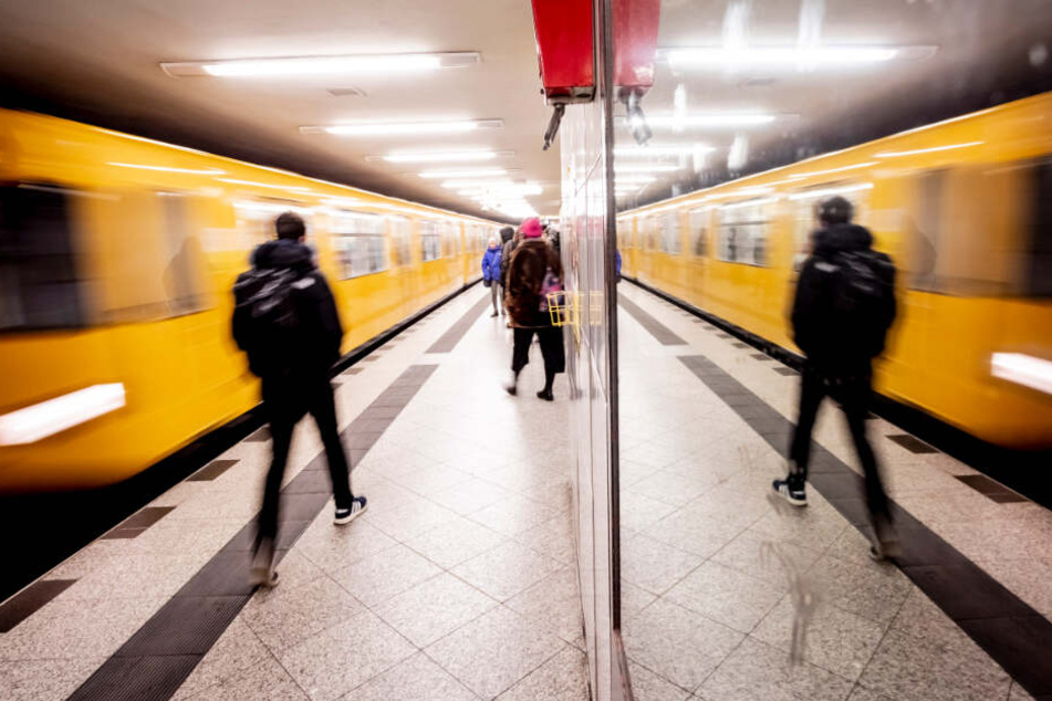 Eine U-Bahn fährt in einen Berliner U-Bahnhof ein. (Archivbild)