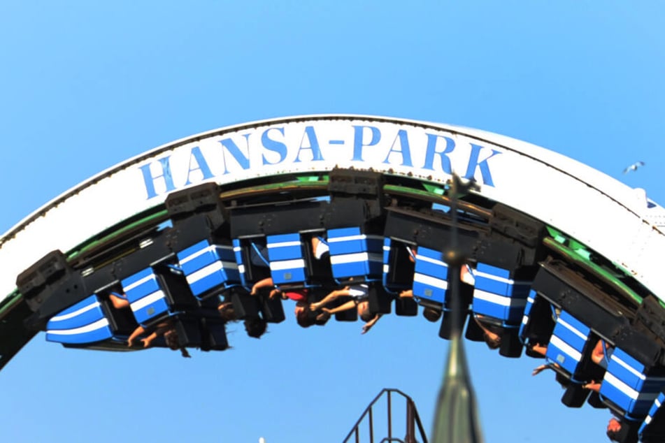 Eine Achterbahn fährt im Hansapark. Der Freizeit- und Familienpark startet am 4. April in die neue Saison.