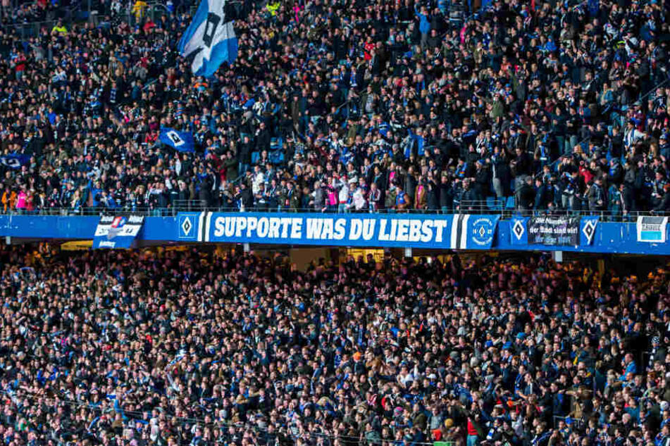 Fans des Hamburger SV verfolgten das Hamburg-Derby vom letzten Wochenende im Volksparkstadion.