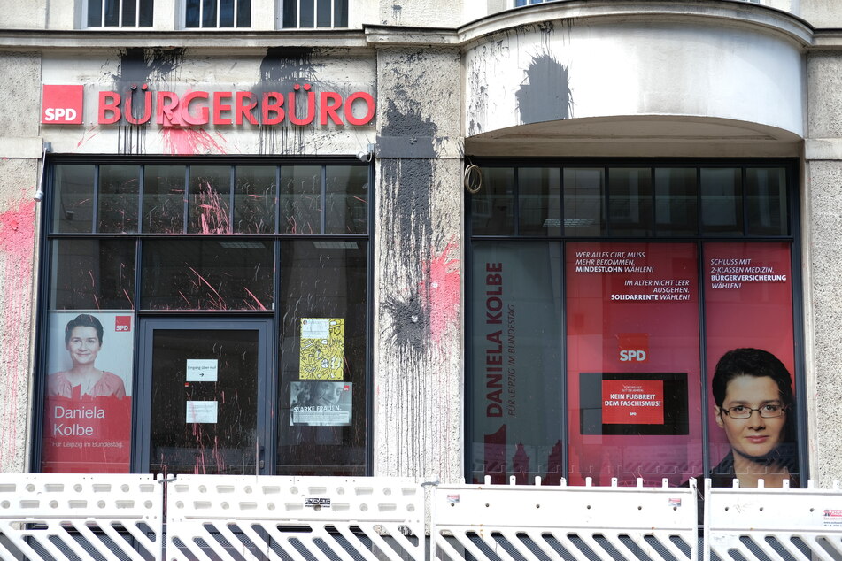 Schwarze und rote Farbe klebt an der Fassade des Bürgerbüros in Leipzig.