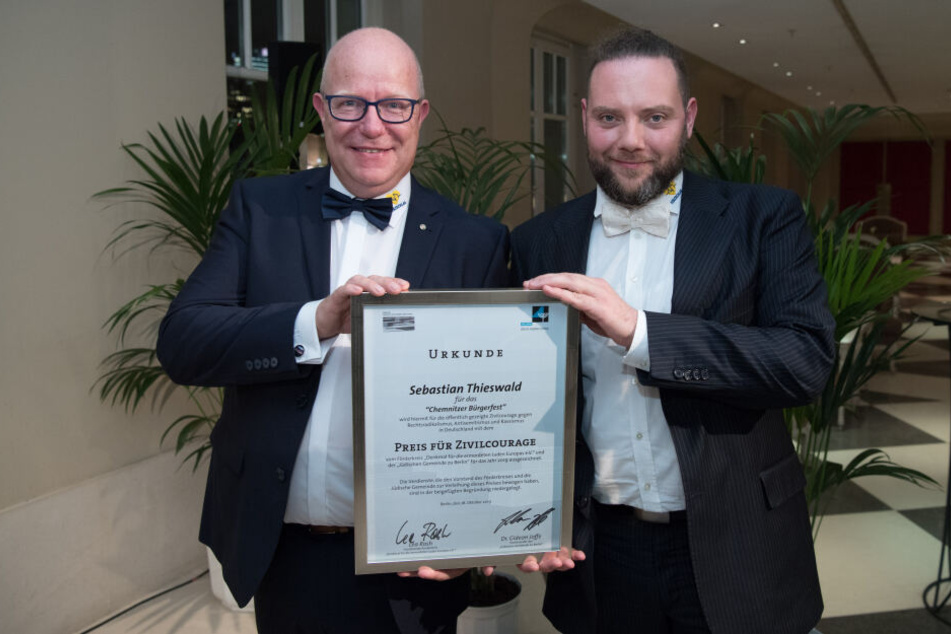 Sebastian Thieswald (l) und Chris Dietrich nehmen den "Preis für Zivilcourage gegen Rechtsradikalismus, Antisemitismus und Rassismus" entgegen.