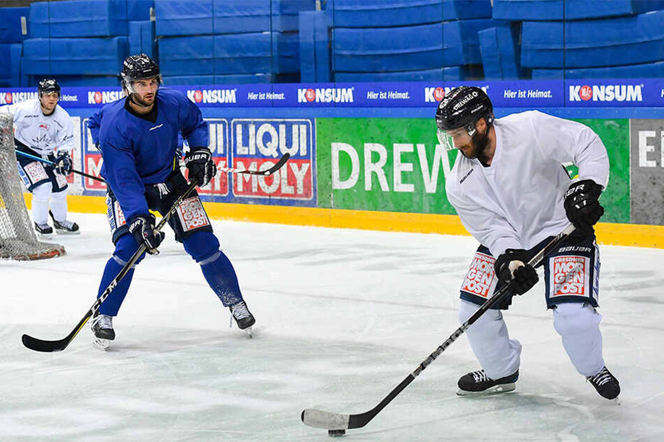 Petr Pohl (r.) versucht hier, gegen Jordan Knackstedt (M.) im Training die Scheibe aufs Tor zu bekommen.