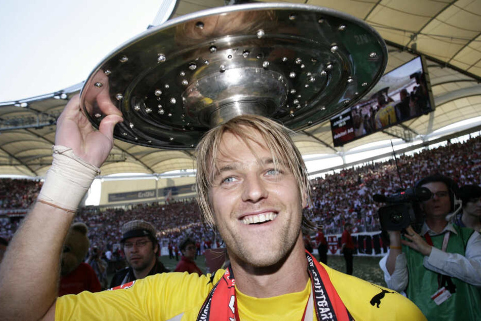 Mit der Meisterschale im Jahr 2007: Ex-VfB-Keeper Timo Hildebrand.