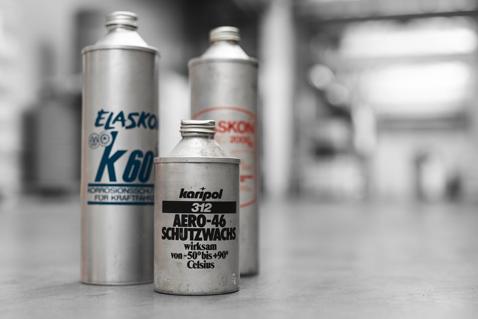 So konservierte und schmierte man in der DDR: Elaskon-Gebinde mit dem legendären K 60 ML (l.) aus Dresden. Die 1-Liter-Flaschen wurden in Oberoderwitz abgefüllt.