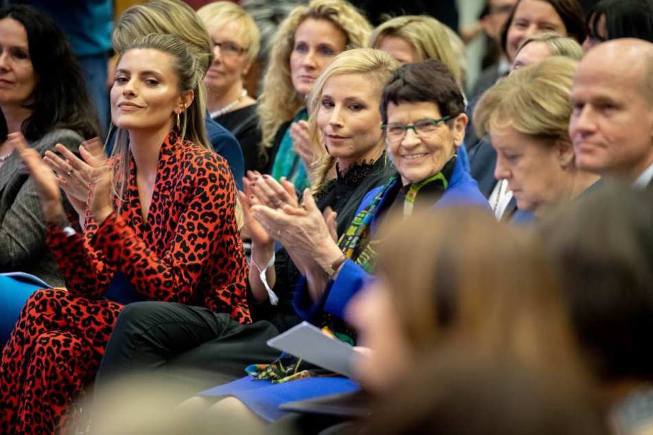 Sophia Thomalla (29, 2.v.l.) und Angela Merkel (r.) auf der Veranstaltung der CDU/CSU-Bundestagsfraktion zu 100 Jahre Frauenwahlrecht.