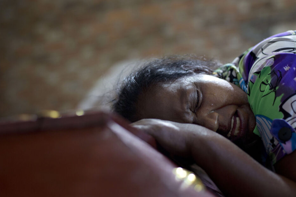 Lalitha weint am Sarg mit dem Leichnam ihrer 12-jährigen Nichte Sneha Savindi, die am Ostersonntag Opfer bei einem der Bombenangriffe auf die St.-Sebastians-Kirche wurde.