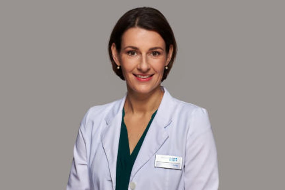 Neun Jahre spielte Annett Renneberg (47) die Prof. Dr. Maria Weber in der Sachsenklinik. Nun stirbt ihr Charakter den Serientod.