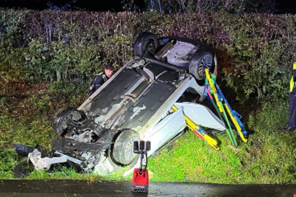 Feuerwehrkräfte mussten den 36-jährigen Fahrer aus dem Wagen befreien.